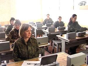В армейские ряды, к примеру в Запорожье, радушно принимают девушек