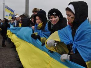 У Києві 200-метровий прапор України з'єднав береги Дніпра