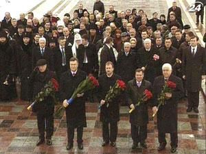 Президент возложил цветы к памятникам Грушевскому и Шевченко