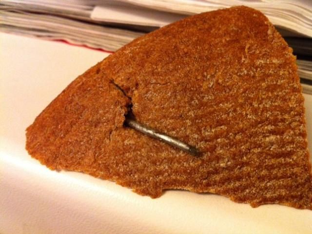 Депутат Оробець показала куплений хліб із цвяхом Депутат Оробець показала куплений хліб із цвяхом