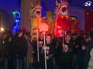 На Китайський Новий рік у Львові готували пельмені і "водили" драконів