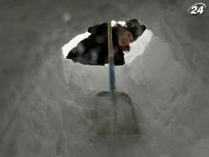 Учасники руху “Захопи Давос” зводять іглу перед економічним форумом Учасники руху “Захопи Давос” зводять іглу перед економічним форумом