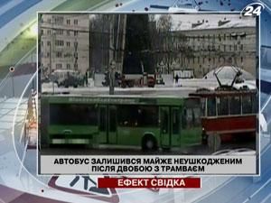 Автобус залишився майже неушкодженим після двобою з трамваєм