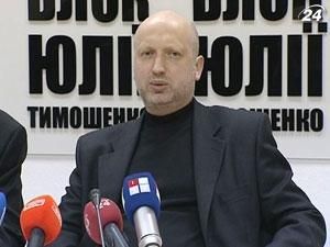 Турчинов: Тимошенко у в'язниці, але стратегічні рішення партії приймає вона Турчинов: Тимошенко у в'язниці, але стратегічні рішення партії приймає вона