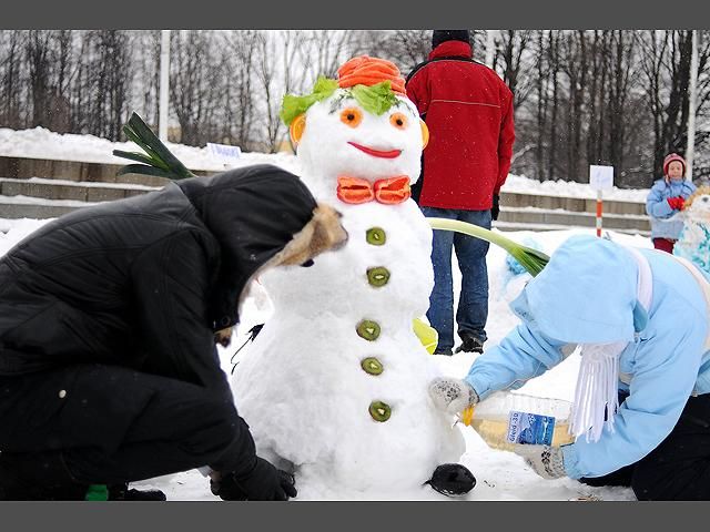 У Москві масово ліпили сніговиків
