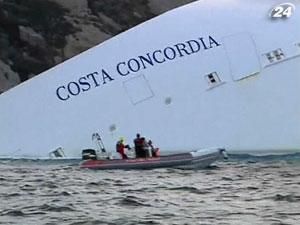 Тысячи итальянцев приезжают посмотреть на затонувший лайнер "Costa Concordia"
