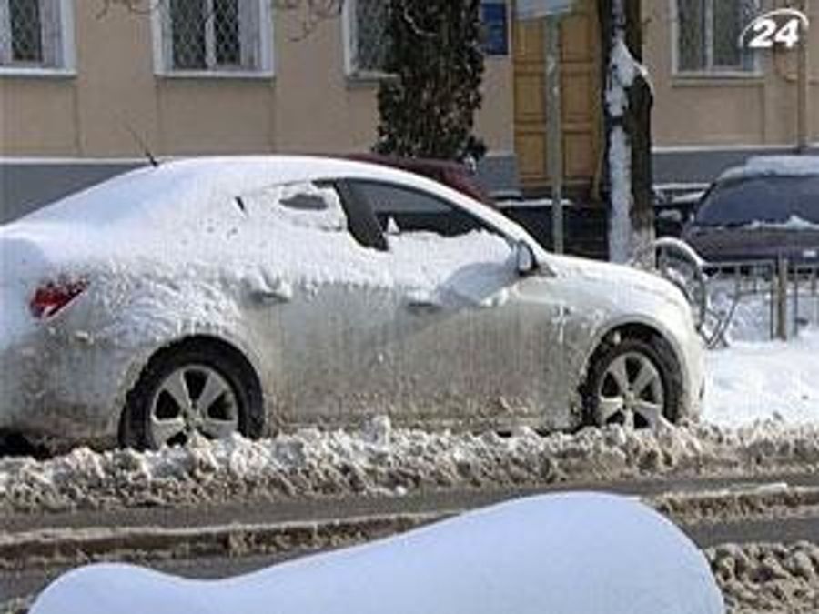 Сніг з тротуарів приберуть лише з центральних вулиць Києва