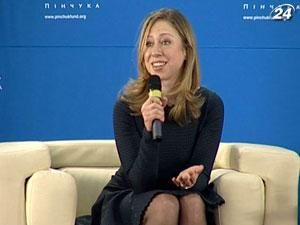 Киев впервые посетила дочь Билла и Хиллари Клинтон Киев впервые посетила дочь Билла и Хиллари Клинтон