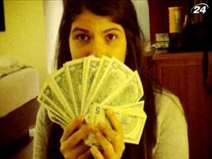 Дочь Уго Чавеса похвасталась пачкой долларов в Интернете