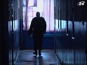 Горлівські в'язні поранили працівника тюрми, а потім і себе Горлівські в'язні поранили працівника тюрми, а потім і себе