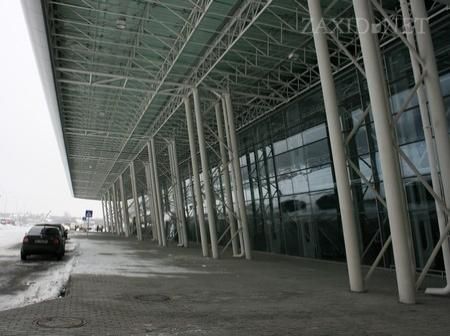 Янукович має намір відкривати аеропорт у Львові