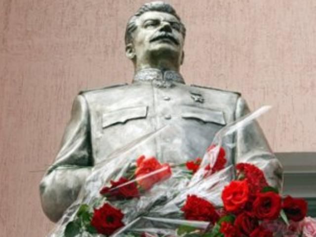 Комуністи погрожують редактору газети через антисталінські білборди Комуністи погрожують редактору газети через антисталінські білборди