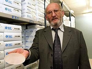 Во Франции задержали основателя компании-производителя грудных имплантантов Во Франции задержали основателя компании-производителя грудных имплантантов