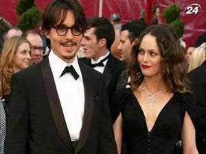 Ванесса Паради опровергла слухи о разводе с Джонни Деппом Ванесса Паради опровергла слухи о разводе с Джонни Деппом