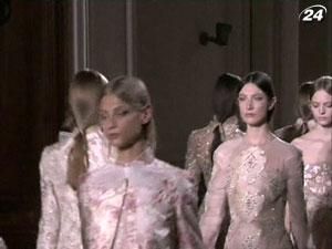 Elie Saab представив колекцію в рамках тижня моди Elie Saab представив колекцію в рамках тижня моди