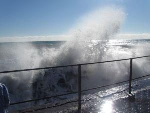 В Алуште волна унесла женщину в море