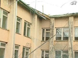 У Криму з будівлі школи вітром зірвало дах