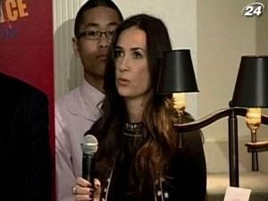 The Sun: Деми Мур госпитализировали из-за злоупотребления энергетиками The Sun: Деми Мур госпитализировали из-за злоупотребления энергетиками