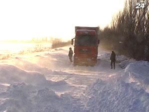 Запорожье: 20 автомобилей и автобус освободили из снежных ловушек