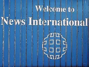 Лондонська поліція заарештувала чотирьох людей в офісі News International Лондонська поліція заарештувала чотирьох людей в офісі News International