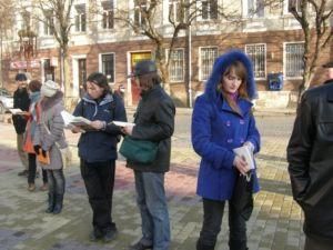 У Тернополі люди своїми тілами виклали слово "Крути" У Тернополі люди своїми тілами виклали слово "Крути"