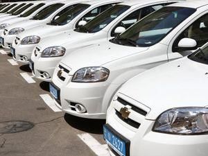 Азаров ограничил количество авто в министерствах