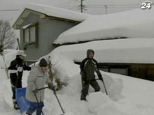 Более полусотни японцев погибли, чистя крыши от снега