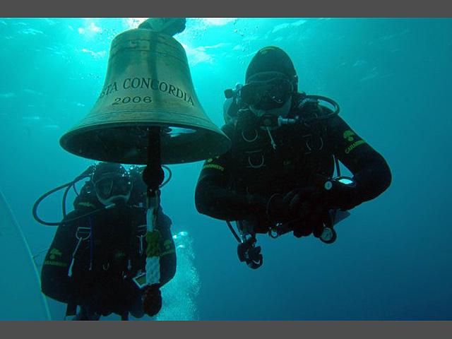 Внутри затонувшего лайнера Costa Concordia (Фото) Внутри затонувшего лайнера Costa Concordia (Фото)