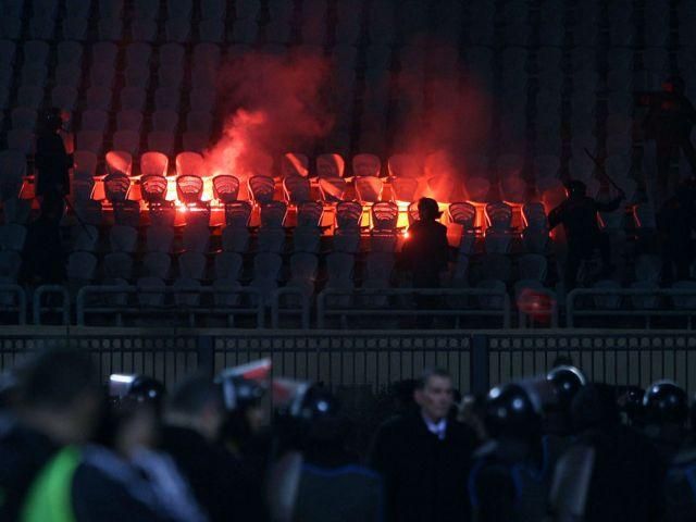 Гнів у крові: У Єгипті футбольні фани вийшли на поле з ножами Гнів у крові: У Єгипті футбольні фани вийшли на поле з ножами