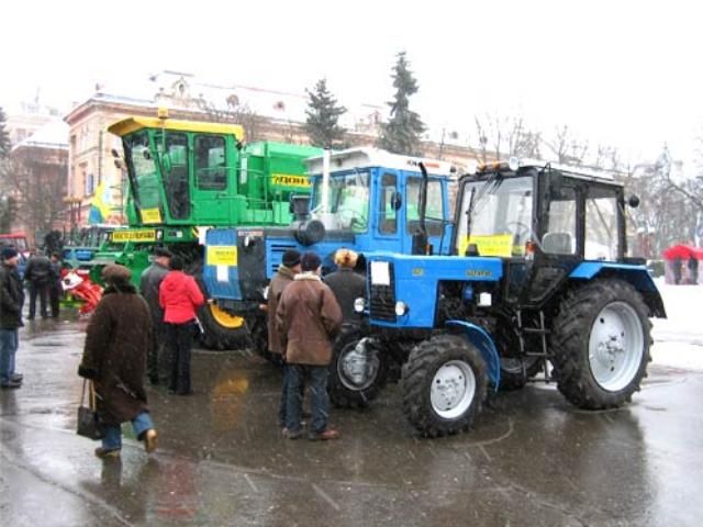 Азаров хочет пересадить молдаван на украинские тракторы