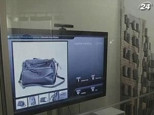 Ученые в процессе разработки интерактивной витрины Ученые в процессе разработки интерактивной витрины