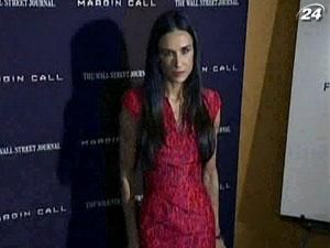 US Weekly: Деми Мур "упадает" за актером Заком Эфроном US Weekly: Деми Мур "упадает" за актером Заком Эфроном