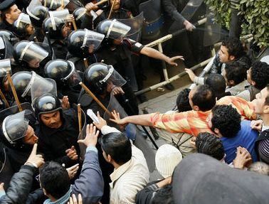 Поліція розганяє 10-тисячний протест у Єгипті