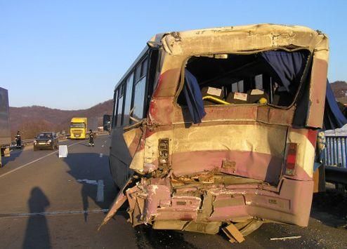 Вантажівка врізалась у рейсовий автобус на Закарпатті. Одна людина загинула