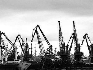 В акватории Ильичевского порта затонула баржа В акватории Ильичевского порта затонула баржа