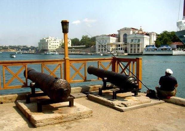 Лівий берег: Старовинні гармати з Севастополя знайшли на базі Януковича