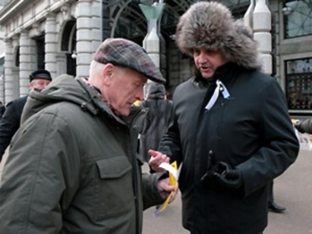 В Москве задержали студентов по антипутинские ленточки В Москве задержали студентов по антипутинские ленточки