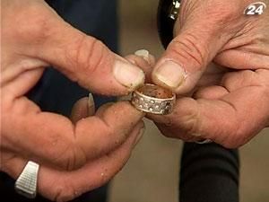 Крымские авантюристы в непогоду ищут потерянные туристами драгоценности Крымские авантюристы в непогоду ищут потерянные туристами драгоценности