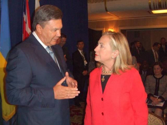 Янукович розказав Клінтон про відносини з ЄС і Росією Янукович розказав Клінтон про відносини з ЄС і Росією