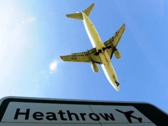 Аэропорт "Хитроу" отменил треть авиарейсов из-за непогоды