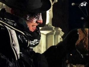 В Италии стартовал венецианский карнавал. Вместо воды из фонтана течет вино В Италии стартовал венецианский карнавал. Вместо воды из фонтана течет вино