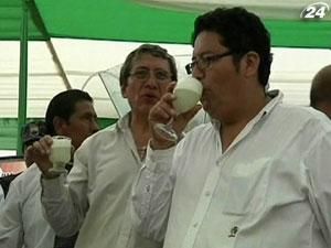 У Перу бармени зробили гігантський коктейль "Pisco Sour" У Перу бармени зробили гігантський коктейль "Pisco Sour"