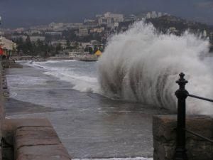 На пляжі Ялти знайшли жінку, яку хвиля змила в Алушті