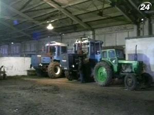 Азаров поручил удешевить топливо для весенне-полевых работ Азаров поручил удешевить топливо для весенне-полевых работ