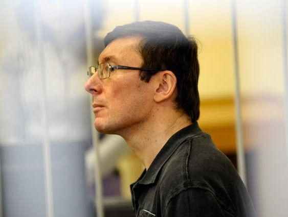 Луценко каже, що Янукович у Межигір'ї просив його не чіпати кримінального авторитета Луценко каже, що Янукович у Межигір'ї просив його не чіпати кримінального авторитета