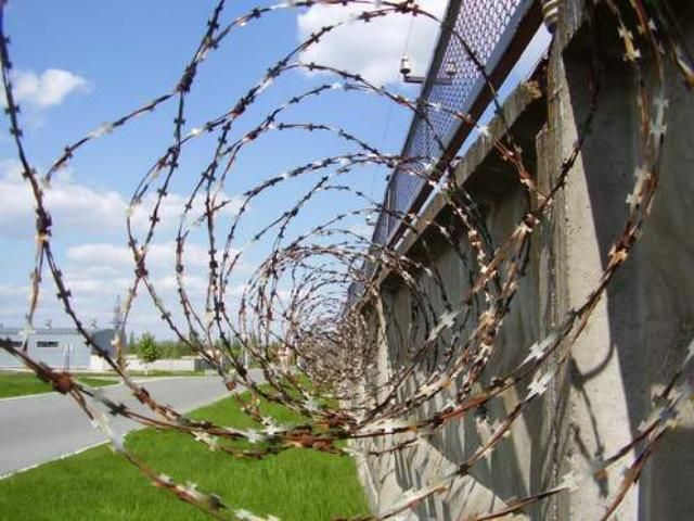 Греция отгораживается от Турции колючей проволокой Греция отгораживается от Турции колючей проволокой