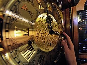 Жириновский с однопартийцами хотят опять изменить время в России Жириновский с однопартийцами хотят опять изменить время в России