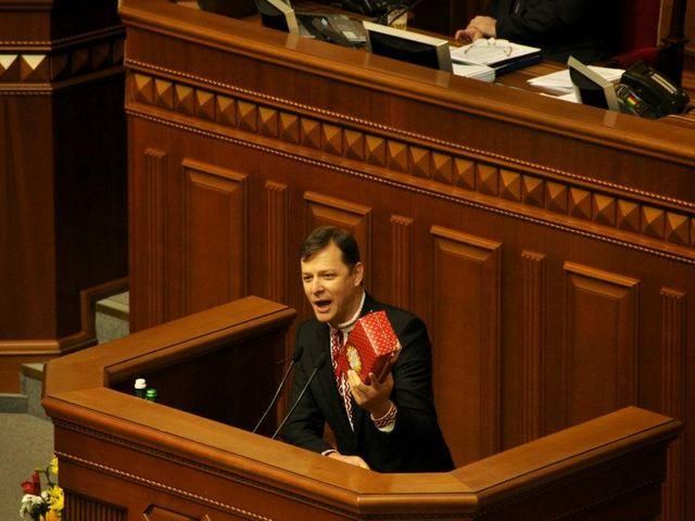 Ляшко з трибуни Ради перевірив на собі якість українського сиру Ляшко з трибуни Ради перевірив на собі якість українського сиру