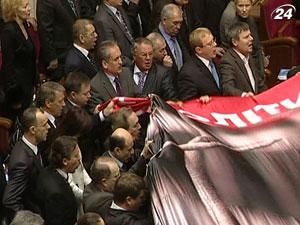 Итог дня: Верховная Рада начала сессию протестами оппозиции Итог дня: Верховная Рада начала сессию протестами оппозиции