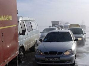 У Криму більше 200 автомобілів потрапили у сніговий полон У Криму більше 200 автомобілів потрапили у сніговий полон